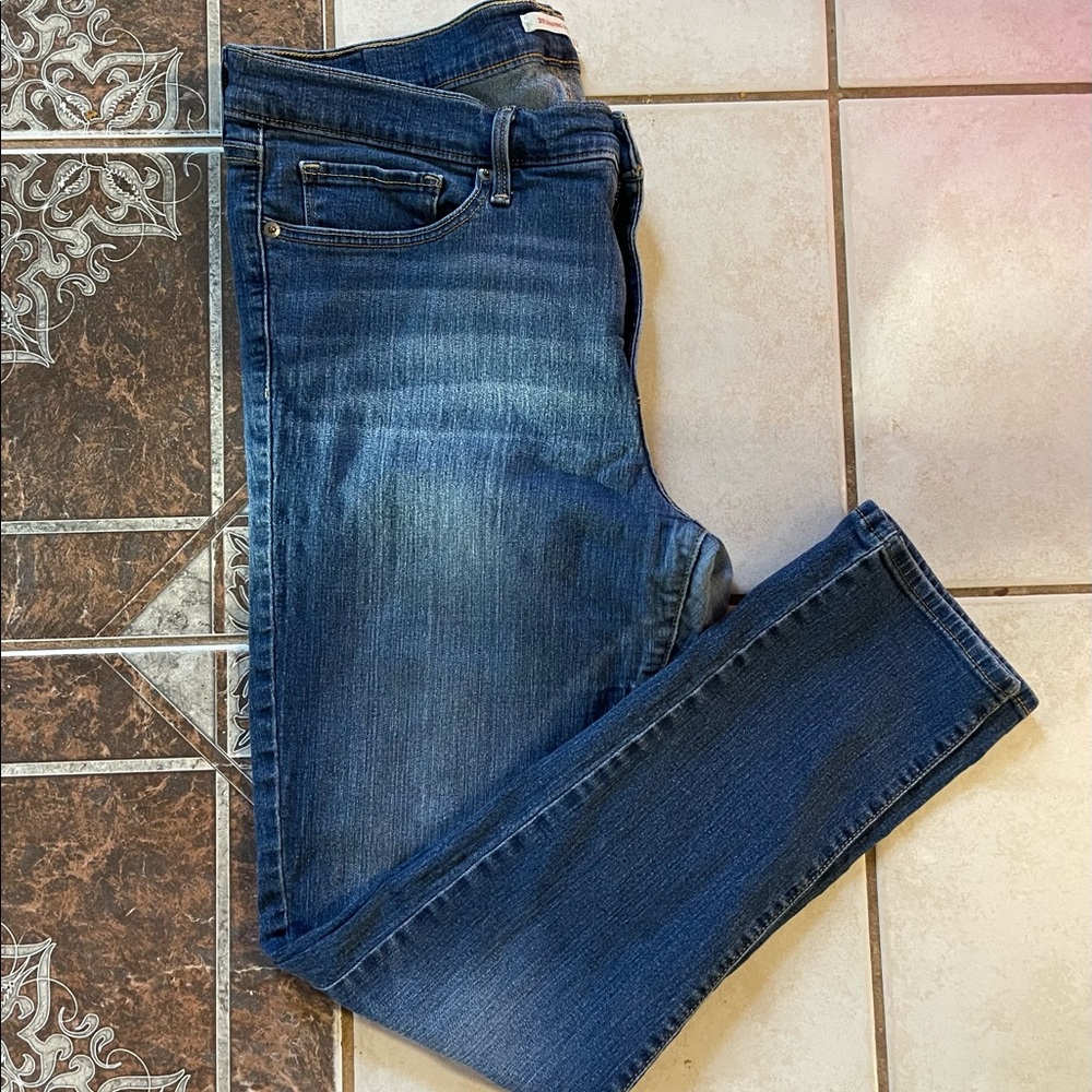 Levi’s Womens Shaping Skinng Mid Waist Jean